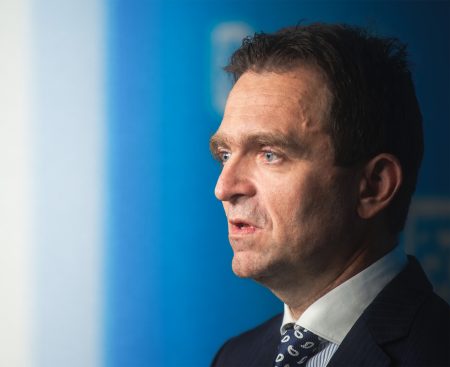 SIS: Ódor nemal informácie o navážaní migrantov. Podľa Fica klame