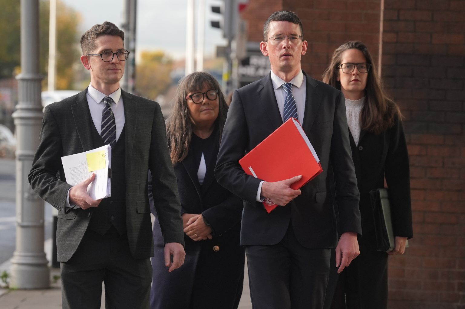 Enoch Burke na Najvyššom súde v Dubline prichádza s rodinnými príslušníkmi vrátane svojho brata Isaaca (vľavo), matky Martiny (druhá zľava) a sestry Ammi (vpravo) na pojednávanie. Foto: Brian Lawless / PA Images / Profimedia