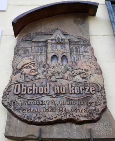 Poslanci si chcú pripomenúť oscarový film Obchod na korze