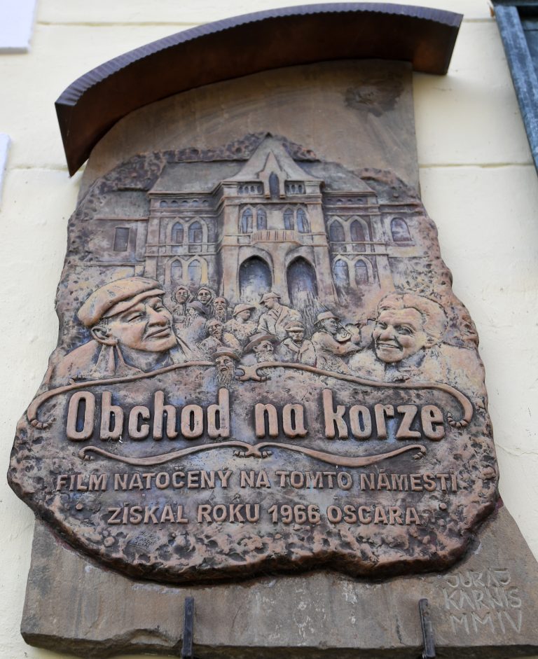 Poslanci si chcú pripomenúť oscarový film Obchod na korze