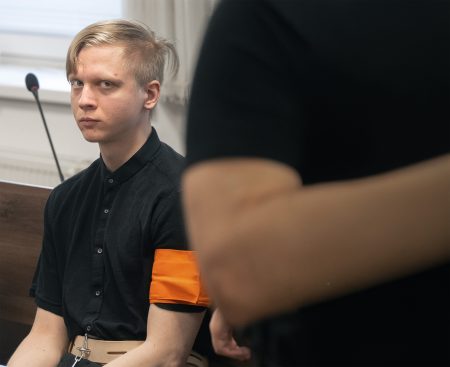 Útočník z gymnázia zostáva vo väzbe. Súd prehral rekonštrukciu činu