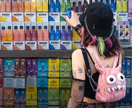 Trh zaplavili nové drogy. Deti končia na urgentoch, štát robí razie a sprísni zákon