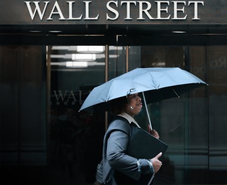 Wall Street oslavuje ilúziu mieru, fyzický trh s ropou však panikári