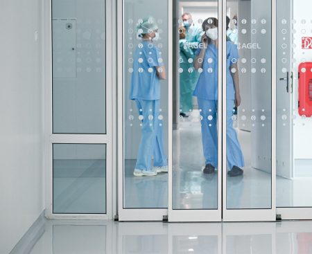 Bez sestier a lekárov to nepôjde. Slovensko plánuje masívne dopĺňanie personálu