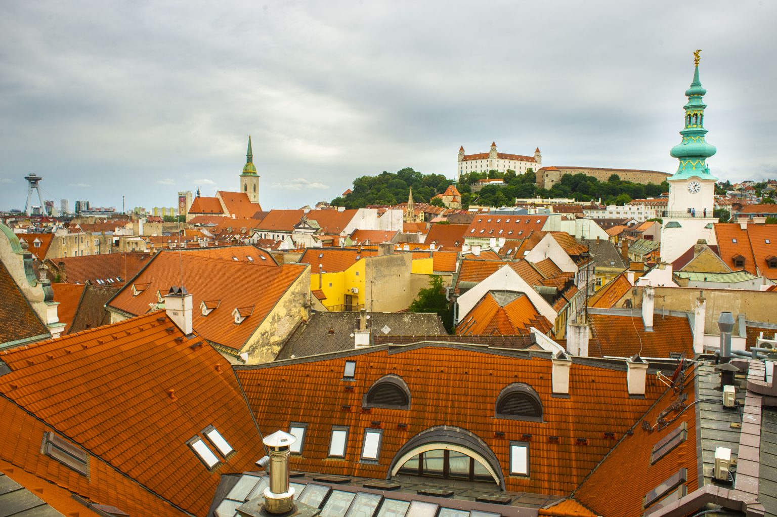 Na snímke Bratislavský hrad (v pozadí), Michalská veža (vpravo) a Dóm sv. Martina (v pozadí vľavo) v Bratislave. Foto: Jakub Kotian/TASR