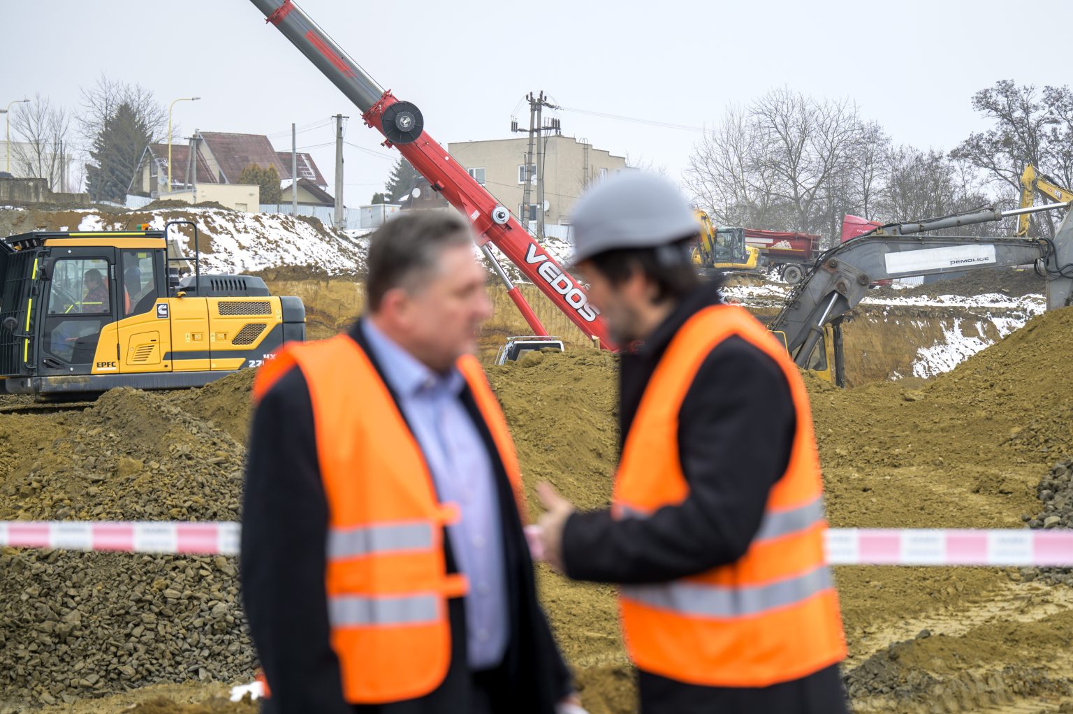 Marián Križko a Robert Kaliňák počas výstavby novej vojenskej nemocnice v Prešove 17. januára 2025. Foto: Veronika Mihaliková/TASR