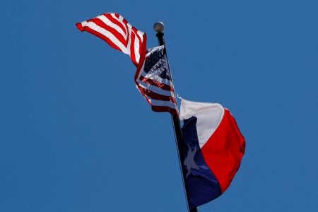Americká vlajka a vlajka Texasu.