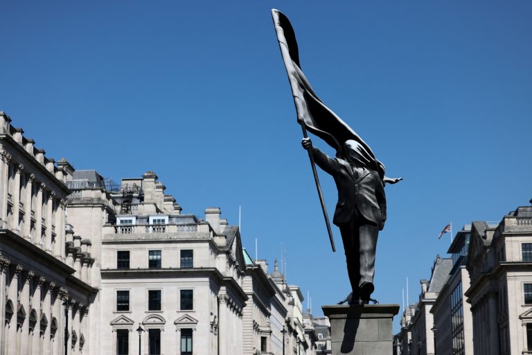 Banksy opäť prekvapil, jeho socha v Londýne vyvoláva diskusiu
