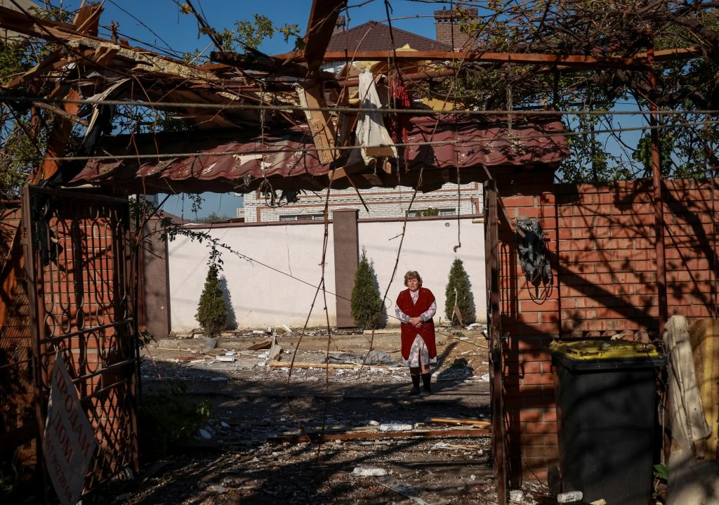 Ukrajinka v Čornomorsku v Odeskej oblasti po ruskom dronovom útoku. Foto: Nina Liashonok/Reuters