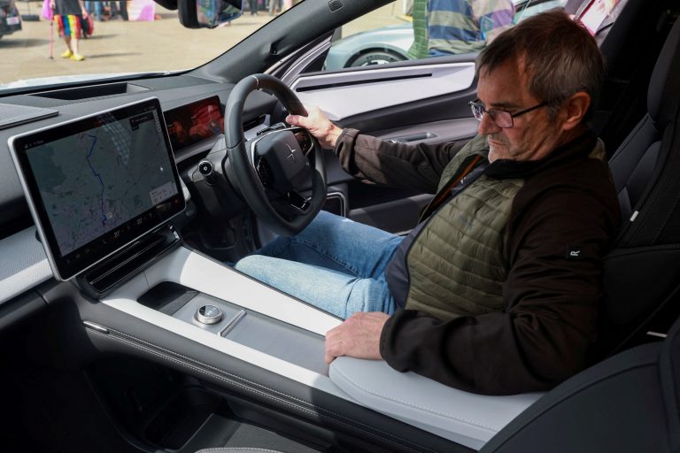 Muž v elektromobile.