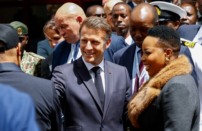 Emmanuel Macron v Afrike.