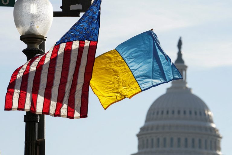 Ukrajinské a americké vlajky na Pennsylvania Avenue.
