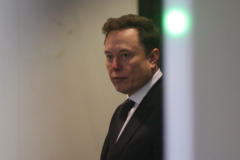 Elon Musk prichádza na súdne konanie ohľadom OpenAI.