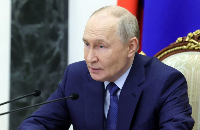 Vladimir Putin vedie stretnutie o ekonomických otázkach.