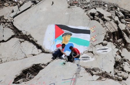 Palestínski umelci maľujú.