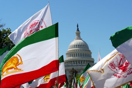 Iránski Američania s vlajkami pri Kapitole.