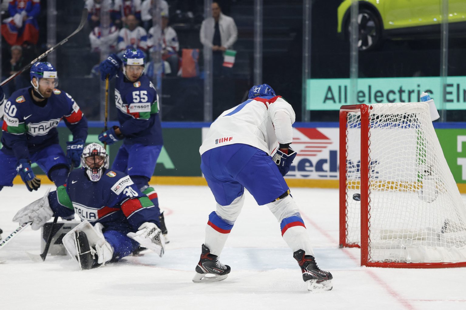 Marek Hrivik skóruje prvý gól Slovenska proti Taliansku.