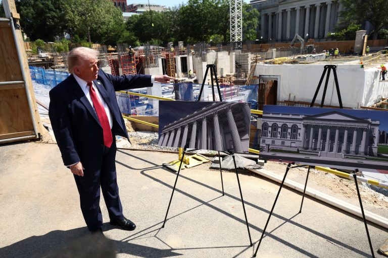 Donald Trump ukazuje koncepty na stavenisku.