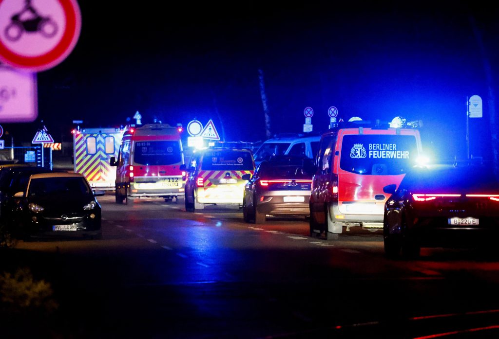 Konvoj so sanitkou s americkým lekárom, ktorého prevážajú do Univerzitnej nemocnice Charité v Berlíne v Nemecku. Foto: Axel Schmidt/Reuters