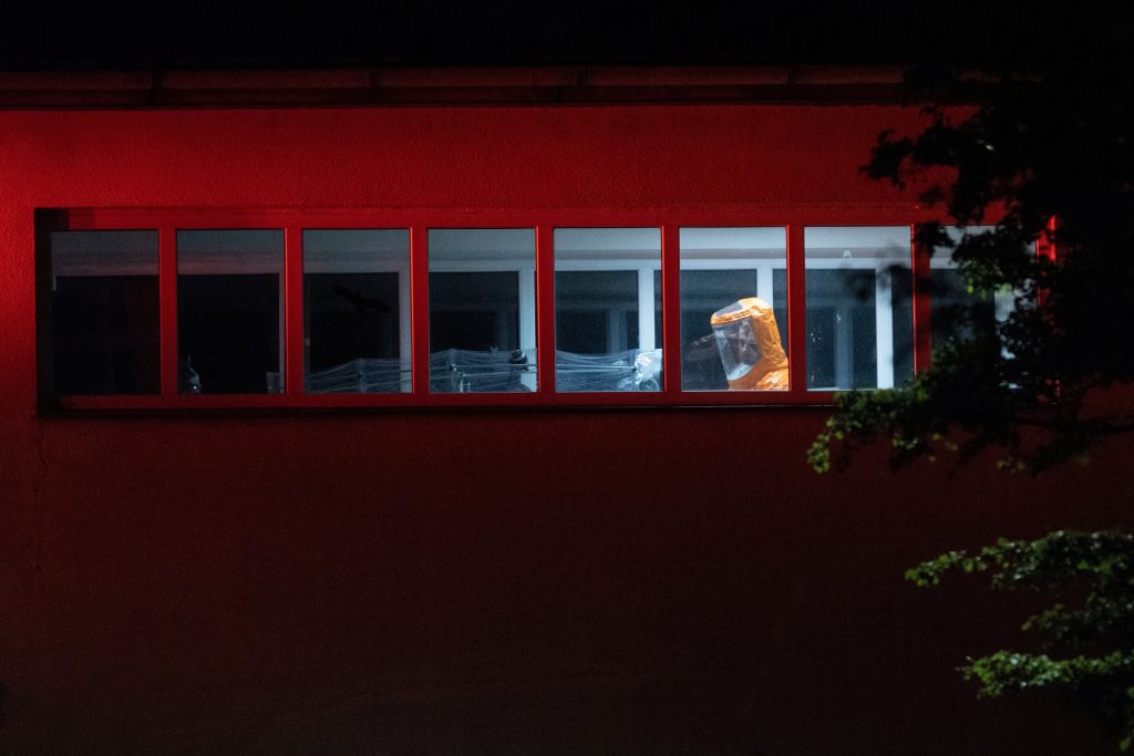 Američan, ktorý bol v kontakte s ľuďmi chorými na ebolu v Ugande, prichádza v uzavretom transportnom boxe do nemocnice na Bulovke v Prahe. Foto: Eva Korinkova/Reuters