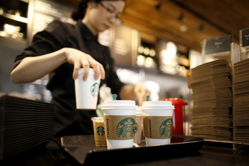 Prevádzka Starbucks. Ilustračné foto: Kim Hong-Ji/File Photo/Reuters