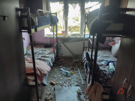 Sutiny a rozbité sklo v poškodenej internátnej budove.