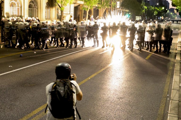Poriadková polícia počas študentského protestu.