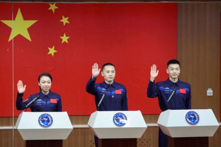 Astronauts Zhu Yangzhu, Zhang Zhiyuan, and Lai Ka-ying at a press conference.