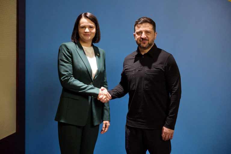{\"sk_alt_text\":\"Sviatlana Cichanovská sa stretáva s prezidentom Zelenským.\",\"en_alt_text\":\"Tsikhanouskaya meets Ukraine\\\'s President Zelenskiy.\",\"sk_source_text\":\"Sviatlana Cichanovská sa stretáva s prezidentom Ukrajiny Zelenským. Foto: Reuters\",\"en_source_text\":\"Tsikhanouskaya meets Ukraine\\\'s President Zelenskiy. Photo: Reuters\"}