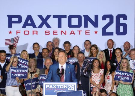 Ken Paxton hovorí k podporovateľom po víťazstve v Texase.
