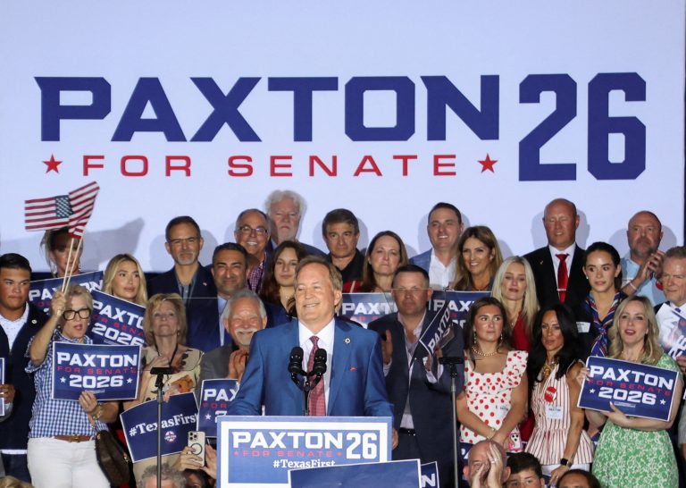Ken Paxton hovorí k podporovateľom po víťazstve v Texase.