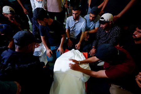 People mourning by Muhammad Awdu's body.