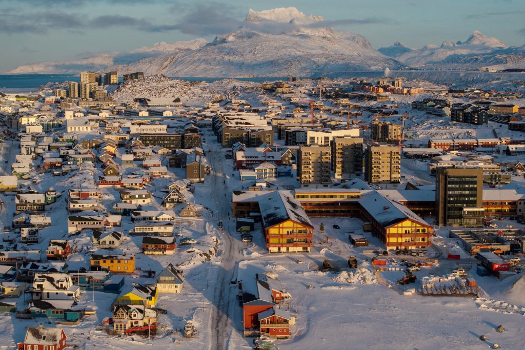 Pohľad z dronu ukazuje celkový pohľad na hlavné mesto Grónska Nuuk. Foto: Marko Djurica/Reuters