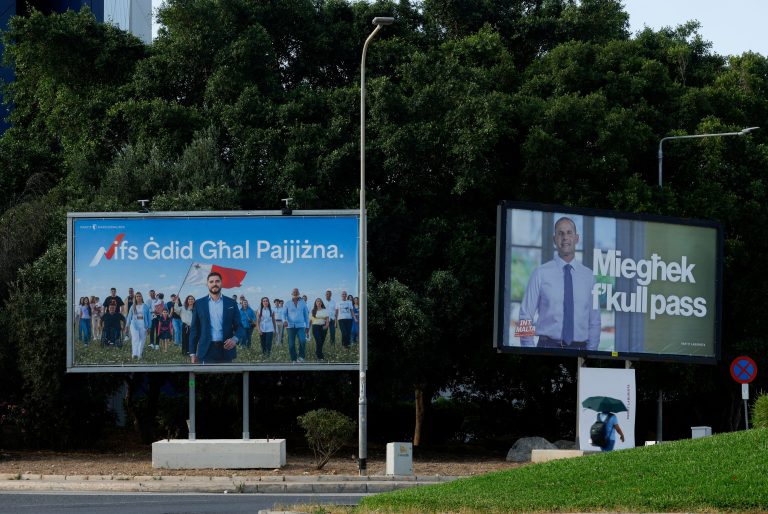 Billboardy s Alexom Borgom a Robertom Abelom v Birkirkare.