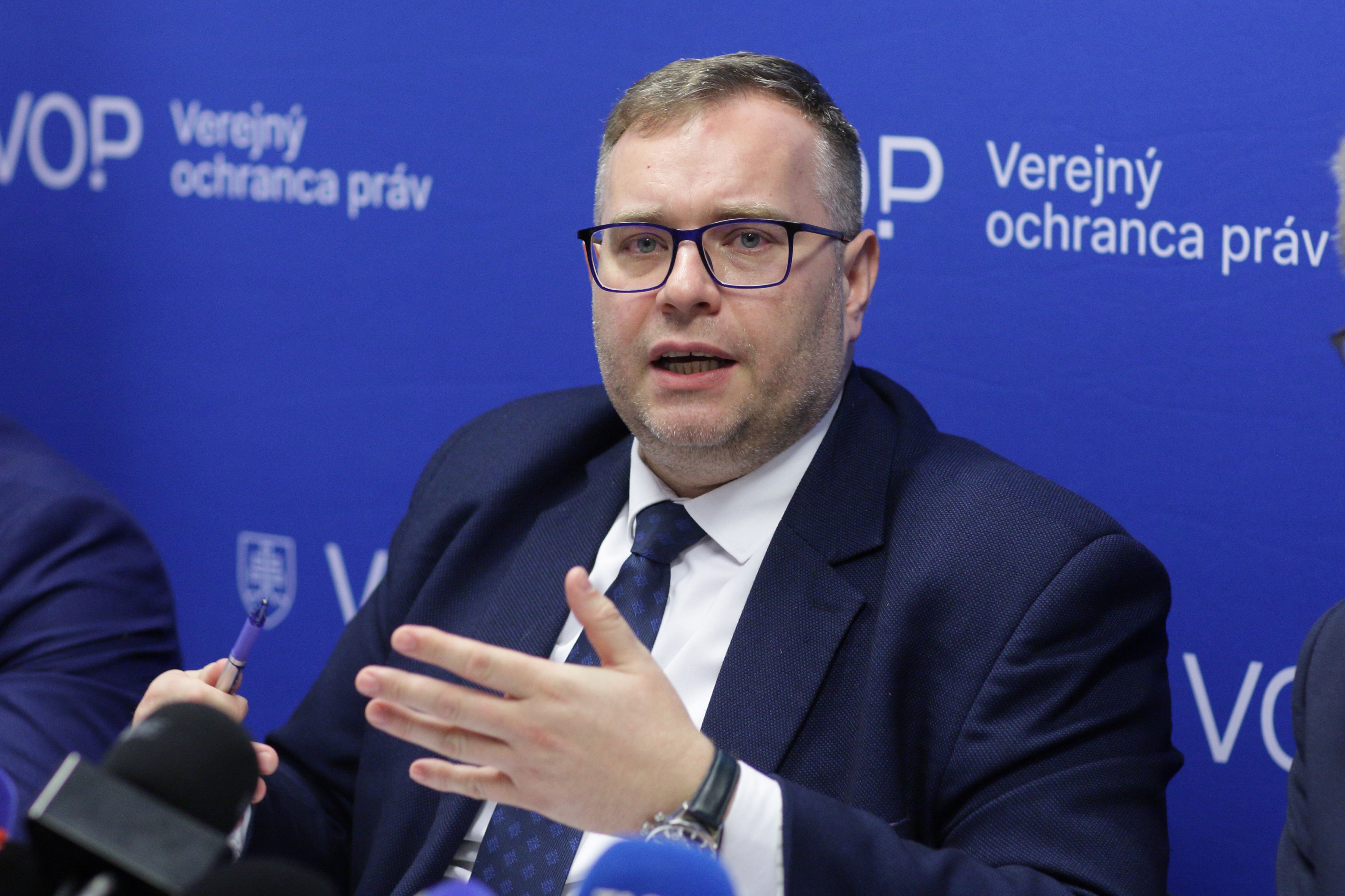 Ombudsman žiada policajnú ochranu. Tvrdí, že po napadnutí registrácie cirkví čelí vyhrážkam