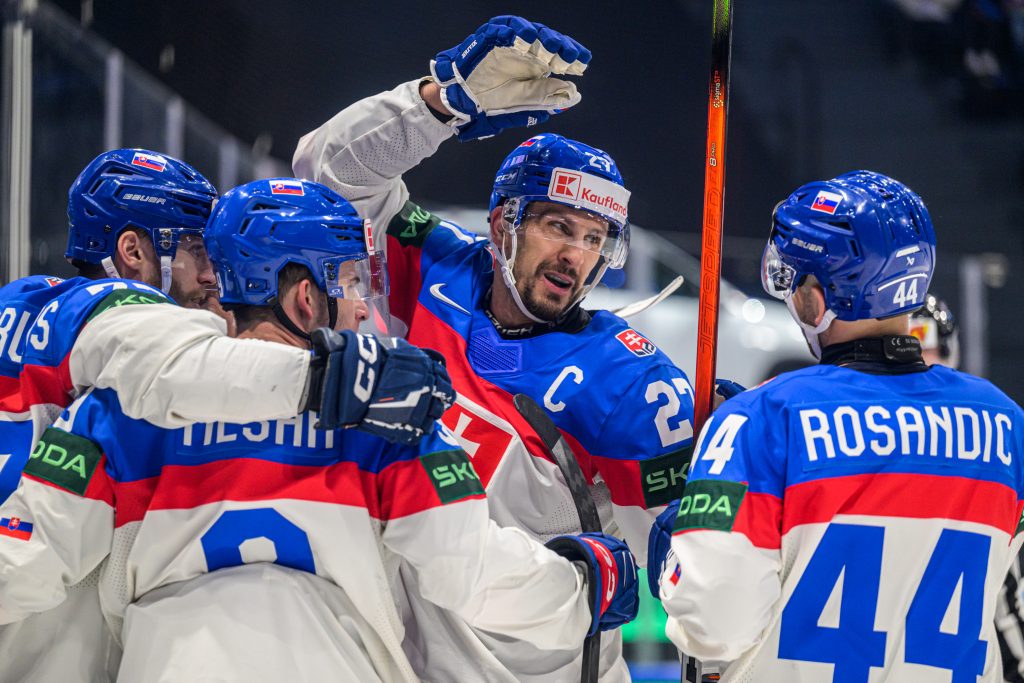Sprava Mislav Rosandič, Marek Hrivík a Filip Mešár sa tešia z gólu počas zápasu Slovinsko - Slovensko na MS v hokeji vo švajčiarskom Fribourgu. Foto: Veronika Mihaliková/TASR