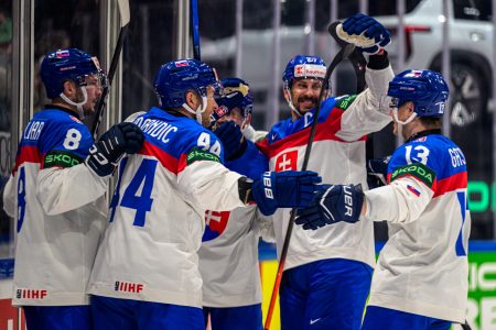 Slovenskí hokejisti oslavujú gól proti Dánsku.