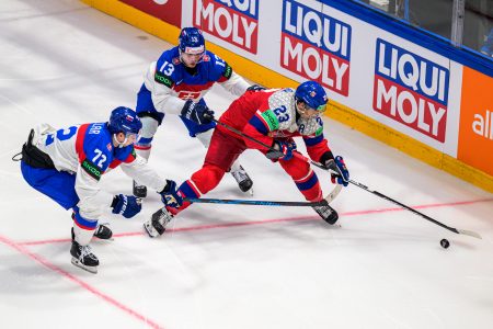 Andrej Kollár, František Gajdoš a Lukáš Sedlák počas zápasu Slovensko – Česko.
