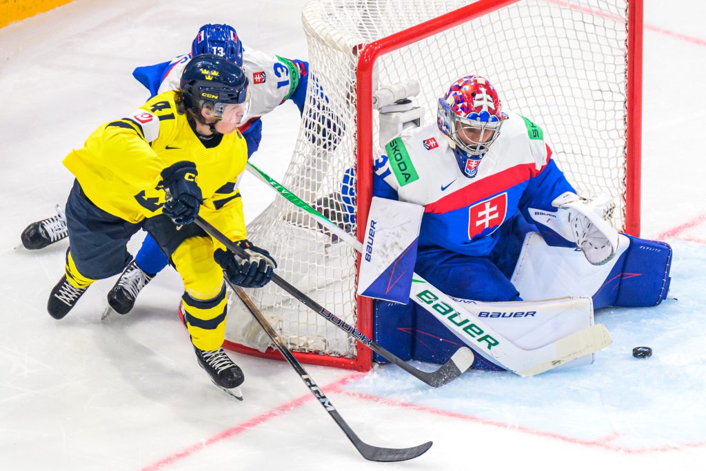Zľava Ivar Stenberg (Švédsko), František Gajdoš (Slovensko) a brankár Slovenska Samuel Hlavaj v zápase základnej B-skupiny Švédsko - Slovensko. Foto: Veronika Mihaliková/TASR