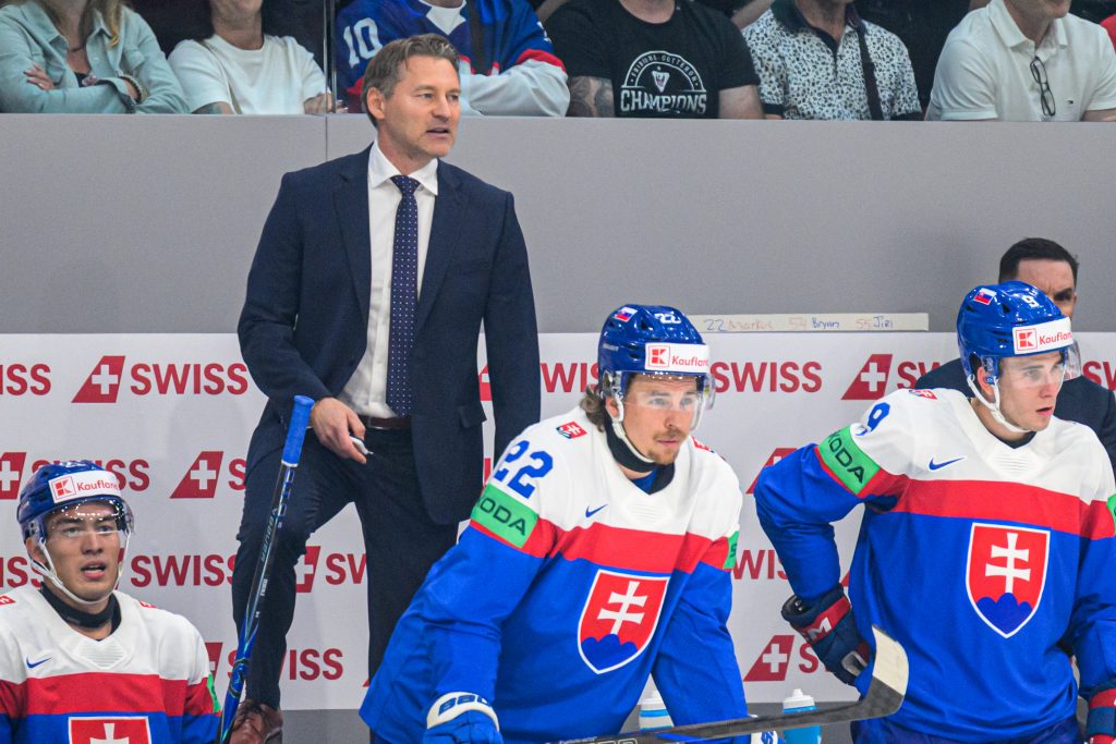 Na snímke zľava Sebastián Čederle, hlavný tréner Vladimír Országh, Kristían Pospíšil a Filip Mešár v zápase základnej B-skupiny Švédsko - Slovensko. Foto: Veronika Mihaliková/TASR