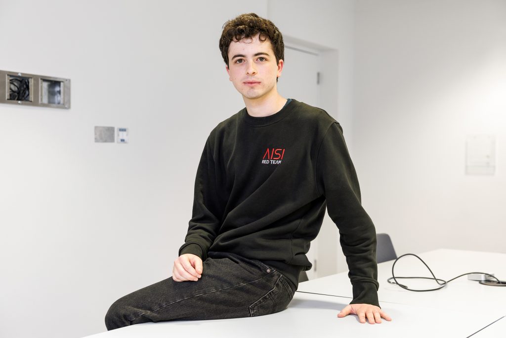 Vedúci takzvaného červeného tímu britského AI Security inštitútu Xander Davies. Foto: Jeremie Souteyrat/New York Times