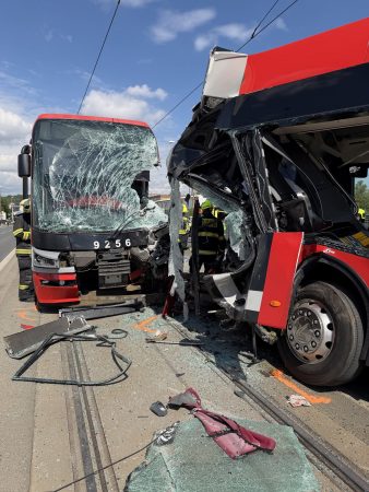 Nehoda autobusu s električkou v Prahe.