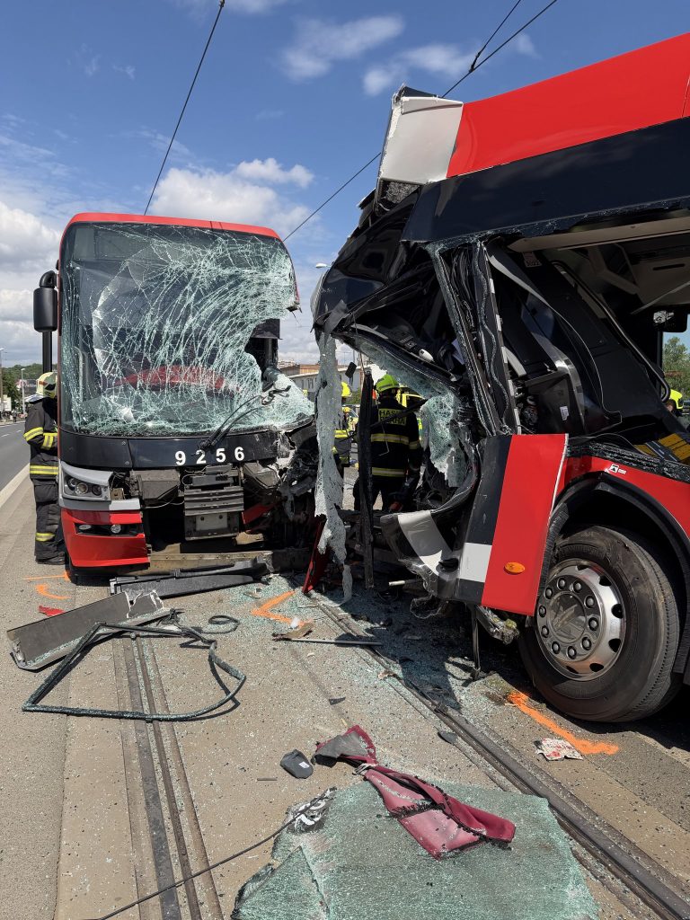 Nehoda autobusu s električkou v Prahe.