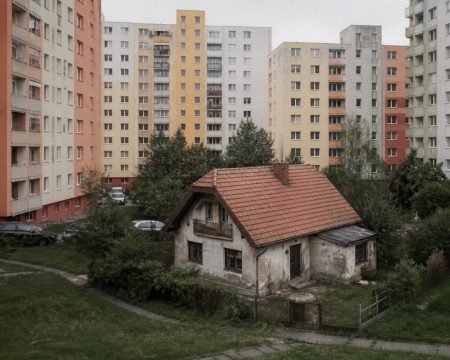 Predaj bytov je oproti domom výrazne silnejší. Foto: Štandard/ChatGPT