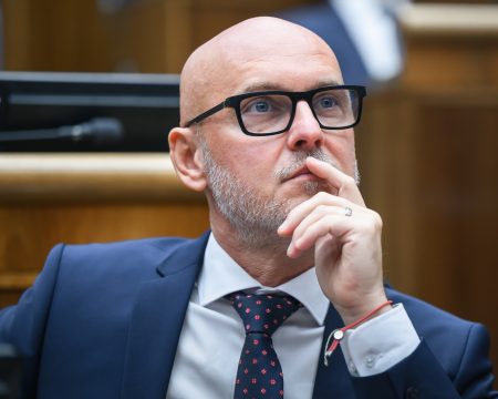 Opozičný poslanec Branislav Gröhling počas schôdze Národnej rady.