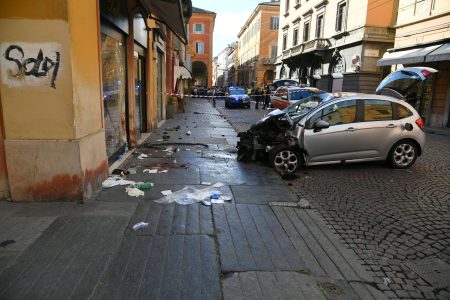 Krv vedľa zničeného auta na ulici v Modene.