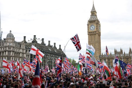 Demonštranti držia vlajky počas akcie „Unite the Kingdom“. Zdroj: Hannah McKay/Reuters