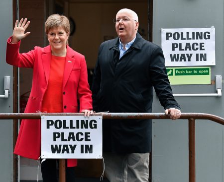 Nicola Sturgeon s Petrom Murrellom v roku 2019.