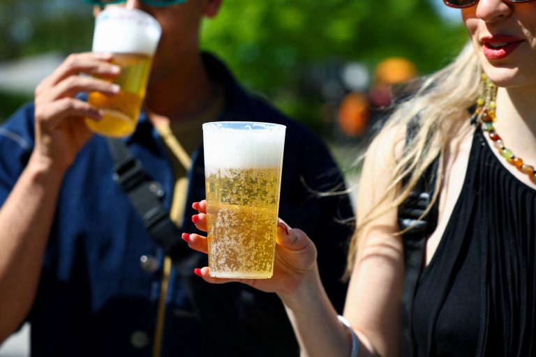 Ľudia držia pivo.