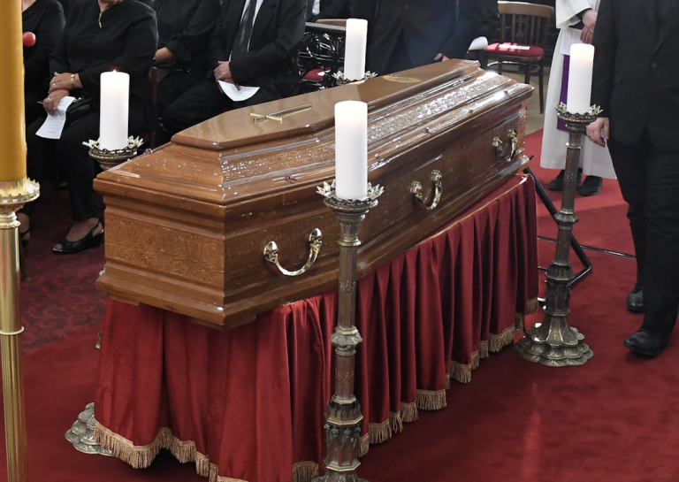 Vyšší príspevok na pohreb posunuli poslanci do druhého čítania